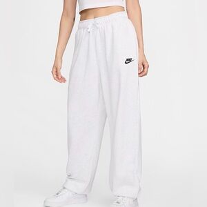 NWT Nike Women’s Sportswear Club Fleece Mid-Rise Oversized Sweatpants